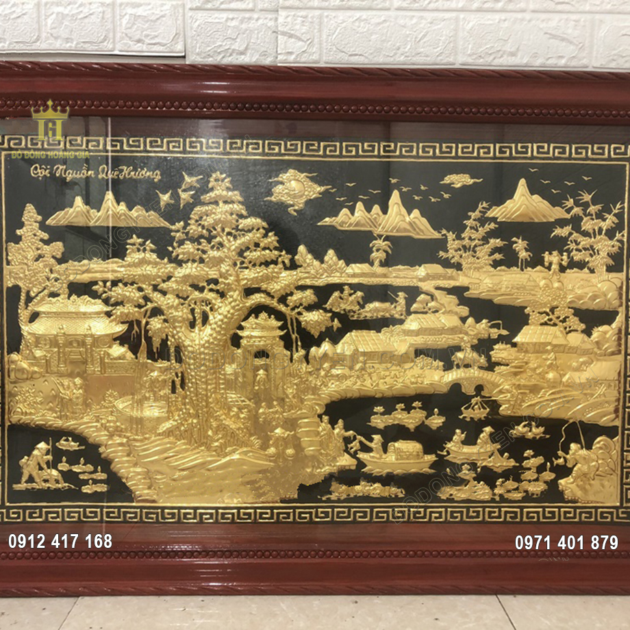 Mỗi hình ảnh quen thuộc của làng quê Việt nam như cây đa, giếng nước, sân đình... đều được các nghệ nhân làng nghề đồng Ý Yên - Nam định chạm thúc vô cùng tỉ mỉ và sắc nét bằng đồng vàng, dát vàng 9999
